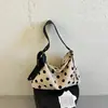 Bolsa de lunares súper popular estilo coreano para mujer 2026 Nueva bolsa versátil de hombro y axila Mochila de gran capacidad Bolsa simple para el día a día