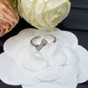 Anel Europeu e Americano Estilo V Letra Novo Modelo com Logo e Design de Flor Cravejada com Diamantes para Mulheres, Anel de Alto Padrão Atacado