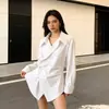 Camisa Polo de Manga Longa Primavera/Verão 2026, Super Estilosa, Usável Sozinha, Design Irregular, Ajustada na Cintura, Camisa com Gola Reversível para Mulheres