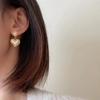 Pendientes retro franceses Xiaoxiang adorables de alta calidad con forma de corazón de melocotón, modernos, dulces, de lujo ligero, para socialité, pendientes elegantes y exquisitos para mujer