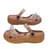 Zapatos Mary Jane perforados 5.0CM de aumento de altura para mujer 2026 verano nuevo estilo para exteriores puntera cerrada suela suave antideslizante yoga ballet