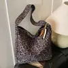 Venda Quente Transfronteiriça Outono e Inverno Nova Tendência Bolsa de Ombro Estampa de Leopardo Grande Capacidade Bolsa Quadrada Pequena de Camurça para o Trabalho Retro Bolsa Feminina