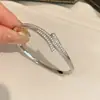 Pulsera Sencilla y Noble con Hebilla de Raya Retorcida Entrelazada de Circonita Pulsera Vintage Joyería de Mano para el Uso Diario