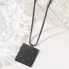 Collar de Acero de Titanio de Venta Caliente Transfronteriza Colgante Cuadrado Hueco Personalizado para Hombres y Mujeres Joyería Versátil de Alta Gama Europea y Americana