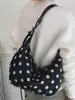 Elegante y moderna colección de otoño 2026: una bolsa de mano única de gran capacidad para el trayecto diario, con diseño de lunares y correa para el hombro/cruzada