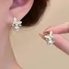 Estilo Caliente 2025 Pinzas para Oreja sin Perforar para Mujer, Flores de Camelia, Estilo Francés, Suave Elegante, Dulce Joyería para Oreja Fabricante Mayorista