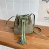 2026 Nuevo Bolso Cubo Pequeño de Gamuza Retro para Mujer Sensación de Alta Gama Borla Cierre de Cordón Bolso Cruzado Bolso de Hombro Único para el Trabajo
