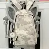 Mochila tie-dye para mulheres, uma bolsa de viagem casual estilosa e única com grande capacidade e design leve, adequada para estudantes do ensino médio e fundamental.