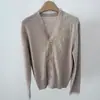 Hong Kong y American Apparel/Otoño/Invierno 2026 Nuevo Cárdigan Suéter Tejido de Lana Pura con Parches de Encaje y Flecos