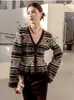 Cardigã de Lã Tricô Fair Isle Retro com Decote em V para Mulheres, Suéter Slimming de Cor Blocada para o Inverno com Ajuste na Cintura