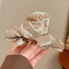 Clip de tiburón de satén de etiqueta dorada de lujo para mujer 2026 Herramienta de peinado de alta gama Pinza para el pelo elegante Accesorio para el cabello