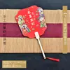 Abanico Redondo Rojo Creativo del Dios de la Riqueza con Diseño de Dibujos Animados Estilo Chino para Decoración del Festival de Primavera, Regalo para Ambiente de Team Building, Abanico Artesanal Souvenir de Viaje