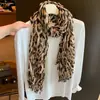 Lenço fino plissado com estampa de leopardo retrô estilo americano para mulheres, início do outono de 2026, xale longo estilo vintage, moderno