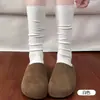 Meias brancas folgadas para mulheres, modernas e simples, versáteis e amigáveis à pele, meias de cano médio com padrão oco em forma de losango, meias longas