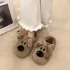 Chinelos femininos para uso doméstico, novo estilo outono e inverno 2026, chinelos de algodão fofos e adoráveis de pelúcia, tipo slip-on, com design divertido