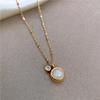 Collar de acero y titanio con diseño de ojo de gato para mujer, cadena de clavícula con diamantes brillantes y un diseño de nicho de lujo ligero de verano, estilo femenino con temperamento de alta calidad.