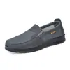 Tênis casuais de malha respirável feitos sob medida para o verão com solas macias, confortáveis de usar, estilo slip-on, perfeitos para pais, sapatos casuais masculinos