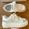 Tênis Novos de Primavera 2026 Estilo Fofo com Solado Grosso para Mulheres, Sapatos Brancos de Design Nicho para Estudantes, Sapatos Casuais Esportivos Respiráveis