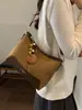 Bolsa de Ombro Única de Alto Valor Moda Retrô Chegada Nova Outono 2026 Grande Capacidade Nicho para Deslocamento Manual de Mão ou de Ombro