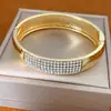 Nova pulseira aberta geométrica cravejada de diamantes, estilo europeu e americano, apresentando um design exagerado e único, oferecendo um toque de luxo discreto e apelo de alta qualidade