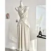 Lindo e Deslumbrante Traje de Verão: Conjunto de Duas Peças: Top Assimétrico e Saia, Vestido Longo de Cetim de Acetato