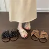 Sandalias planas súper lindas para mujer, para usar al aire libre en el nuevo estilo del verano de 2026, combinación fuera de temporada con faldas, sandalias, playa, chanclas de una tira