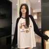 Camiseta Loose com Estampa de Biscoito de Gato Blocos de Cor Manga Longa para Estudantes do Sexo Feminino Outono e Inverno Gola Redonda Mangas em Blocos de Cor Top de Comprimento Médio