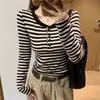 Camiseta listrada de manga longa com ombros retos estilo coreano para mulheres, novo design outono 2026, top estiloso e único