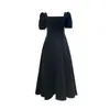 Elegante vestido vintage estilo Hepburn, adelgazante y favorecedor, con cintura entallada, escote cuadrado y mangas abullonadas, perfecto para el verano, en negro