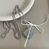 Estilo Dulce y Fresco Bolso de Malla Ins con Lazo Colgante de Corazón Collar Largo, Moderno y Versátil con un Toque de Lujo y Diseño Único