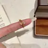Exquisito Anillo de Flor Dorada para Mujer, Estilo Nuevo, Lujo Ligero, Incrustado de Diamantes, Banda Delgada, Anillo Abierto Ajustable, Diseño Versátil de Nicho