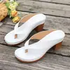 Comercio exterior transfronterizo otoño 2026 nuevas chanclas con cuña y plataforma gruesa, sandalias de dedo transfronterizas talla grande con tacón grueso y punta redonda