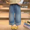 Calça jeans infantil 2026 primavera e outono novo estilo, calça longa casual com punho e bordado para bebês meninas, calça de perna reta para uso ao ar livre