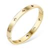 Pulsera de hebilla de acero de titanio hueca de estrella de cinco puntas francesa caliente transfronteriza Pulsera Joker fabricantes de joyería venta directa al por mayor