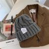 Gorro de lana trenzada de color caramelo para mujer, moderno gorro de punto con orejeras cálidas, estilo retro, para otoño e invierno, con punta cerrada y múltiples combinaciones.