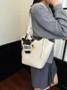 Bolso tipo cubo de gama alta para mujer, nuevo estilo 2026, con dijes decorativos, un bolso de hombro ligero y lujoso, versátil para ir al trabajo y se puede llevar debajo del brazo