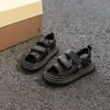 Sandálias Abertas Infantis 2026 Verão Novo Estilo Versáteis para Meninos Versão Coreana Sapatos de Praia com Solado Grosso para Meninas Sapatos Casuais com Solado Macio