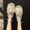 Pantuflas peludas para mujer con diseño floral, nuevo estilo de moda, pantuflas de suela suave para interior y exterior 2026, zapatillas de felpa de suela plana para otoño e invierno