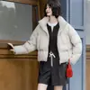 Chamarra corta de plumas para mujer con cuello alto y plumón de ganso, moda de invierno 2026, corte holgado con cintas, cierre de cremallera, abrigo cálido de plumón de pato blanco, moderno