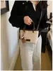 Bolso Cubo Retro de Color Sólido de Alta Gama para Mujer Otoño 2026 Nuevo Bolso Cruzado de Hombro Versátil Casual con Colgante