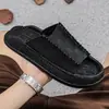Sandalias de casa tipo slip-on gruesas de gran tamaño transfronterizas para hombre, nuevo modelo de verano, sandalias de playa casuales de cuero antideslizantes para uso en exteriores