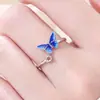 Anel de borboleta esmaltado em prata de lei maciça S925 3mm com cravação oca para diamante de fundo pontiagudo, gradiente de tons frios azul gelo