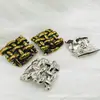 Botón de metal de alta gama hebilla decorativa de moda retro hebilla de forma especial irregular superficie de malla tejida superficie plisada superficie convexa