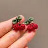 Brincos Fofos de Cereja Vermelha Brincos com Laço Verde 2025 Novo Design de Frutas de Nicho Brincos de Cor Contrastante para Mulheres