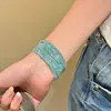 Pulsera geométrica minimalista incrustada con diamantes con un diseño fresco y discreto, única y exquisita, versátil y elegante, adecuada para usar en capas