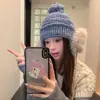 Chapéu de Tricô Colorido Azul Misturado Estilo Coreano de Inverno 2025 para Mulheres, Novo Chapéu Lei Feng Quente da Moda para Afinar o Rosto e Proteger as Orelhas