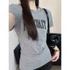 Camiseta de Nicho Americana Retrô Letra Cinza Ombro Direito Manga Curta para Mulheres Verão 2025 Novos Tops Soltos que Cobrem a Carne
