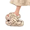 Pantuflas peludas con estampado de leopardo para mujer, de suela gruesa, nuevo estilo moderno de alta gama para otoño e invierno, pantuflas de felpa que aumentan la altura para personas bajitas