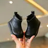 2026 Novas Botas Martin Infantis Botas Curtas para Meninas Botas de Couro para Bebê Sola Macia Sapatos de Algodão com Veludo Zíper Lateral Infantil Tendência