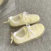 Zapatillas de suela gruesa estilo coreano para mujer, nuevos zapatos blancos versátiles y chic para primavera/verano 2026 para combinar con faldas, zapatos casuales de moda